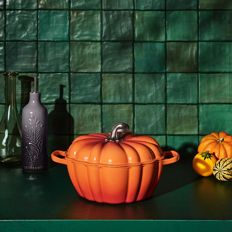 Le Creuset - 3.7L Pumpkin Cocotte Persimmon (26 cm) Green Background Display
