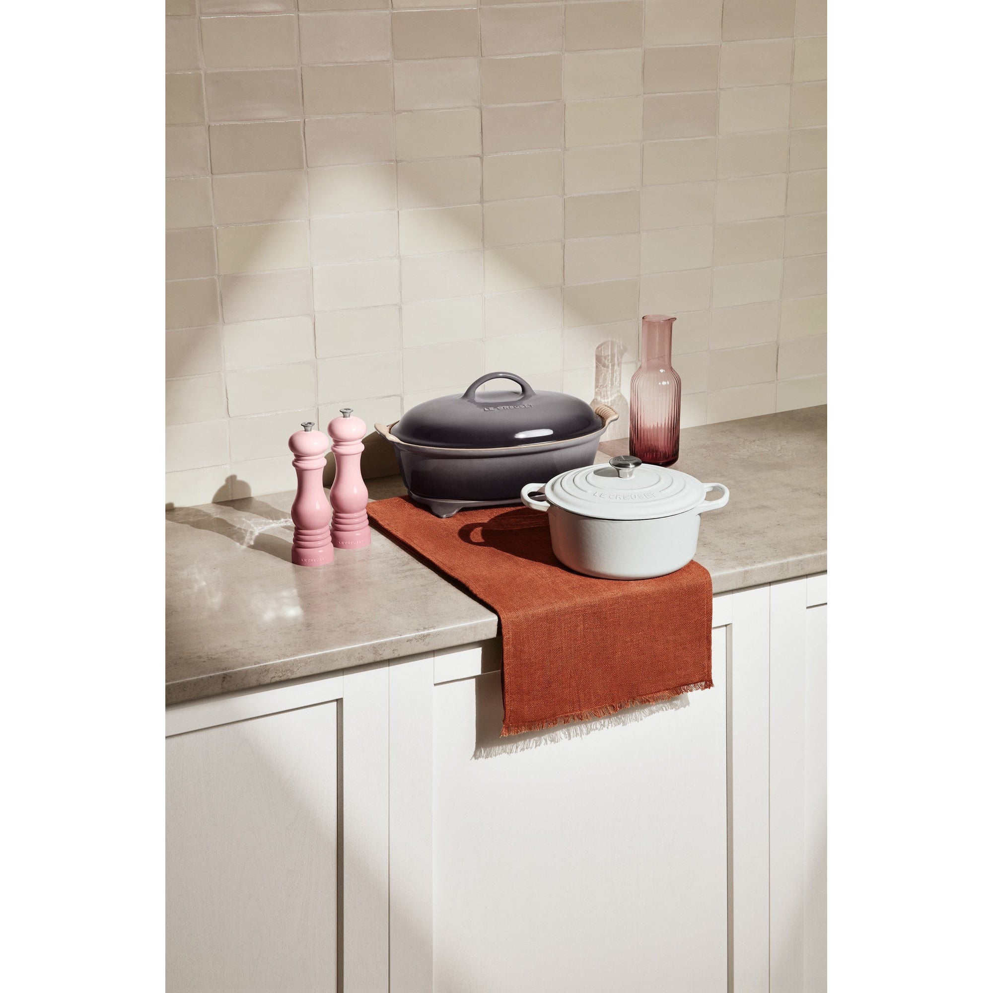 Le Creuset Shell Pink Salt Mill 20 cm Dispaly